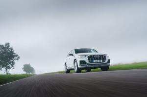 Audi Q7 55 TFSI e Quattro S-Line 2020 года  (UK)